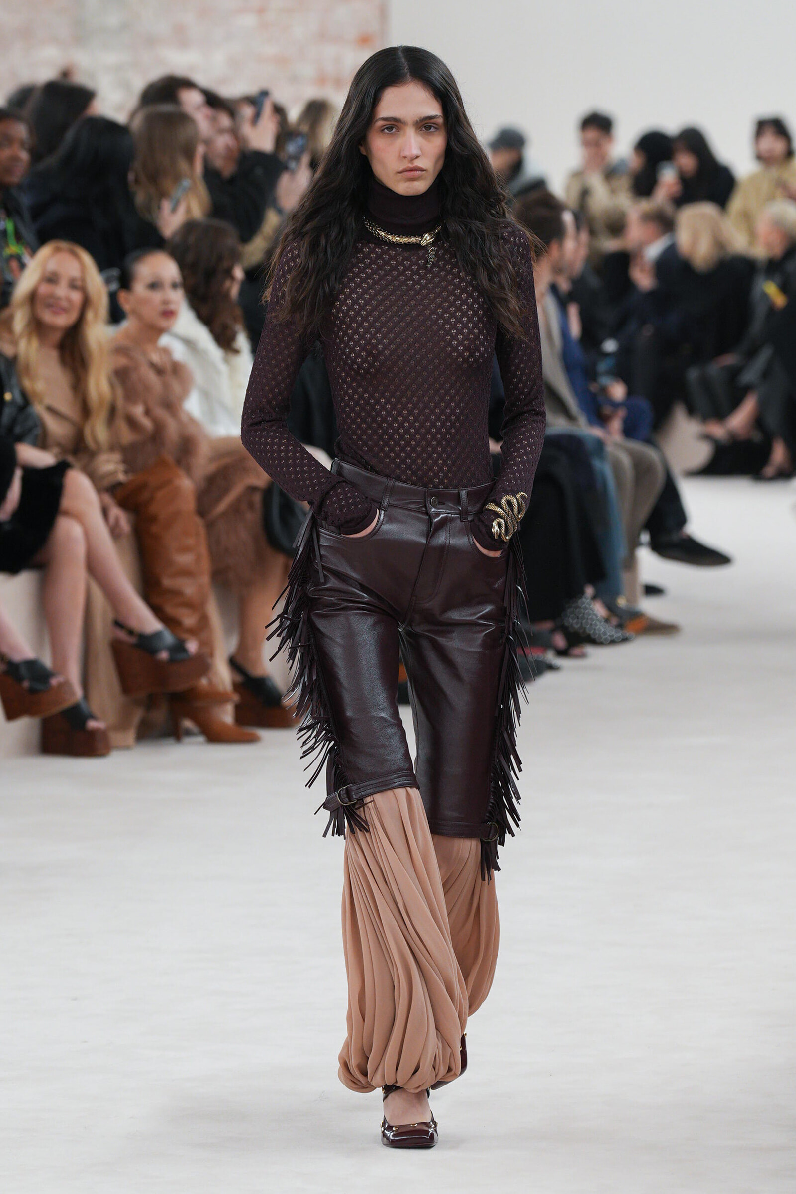 美品 Chloé クロエ チャーリー ロングリボンシュシュ 美品 Chloé クロエ チャーリー ロングリボンシュシュ - メルカリ